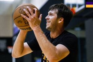 mk体育观看-备战新赛季！湖人官推晒里夫斯范德彪训练照：回归训练