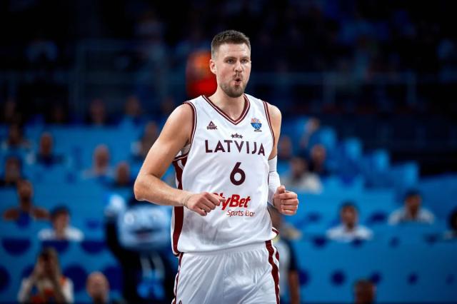 1756345978081032609.png mk体育-申京轰16+8+7开门红!波神被打服:他像是小约基奇