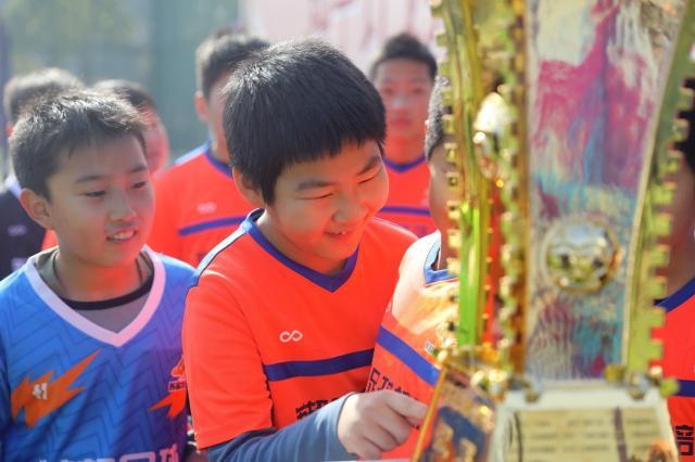 mk体育-足协杯“种子计划”进苏州 申花两将与足球小将互动