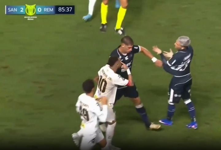 mk体育直播-被犯规后与对手冲突染黄！裁判报告：内马尔以不尊重比赛方式行事